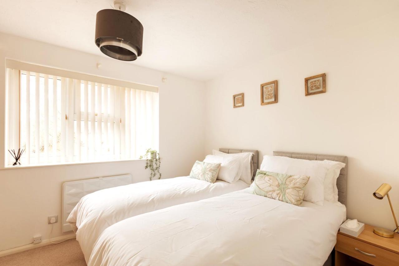 רדהיל Surrey Stays - 2 Bedroom House, Rh1, Contractors Welcome, Sleeps 5 Max, 2 Parking Spaces, Near Town Centre, Train Station And Gatwick Airport מראה חיצוני תמונה