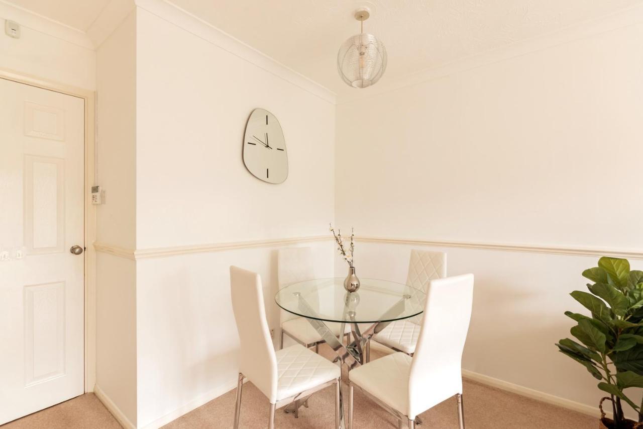 רדהיל Surrey Stays - 2 Bedroom House, Rh1, Contractors Welcome, Sleeps 5 Max, 2 Parking Spaces, Near Town Centre, Train Station And Gatwick Airport מראה חיצוני תמונה