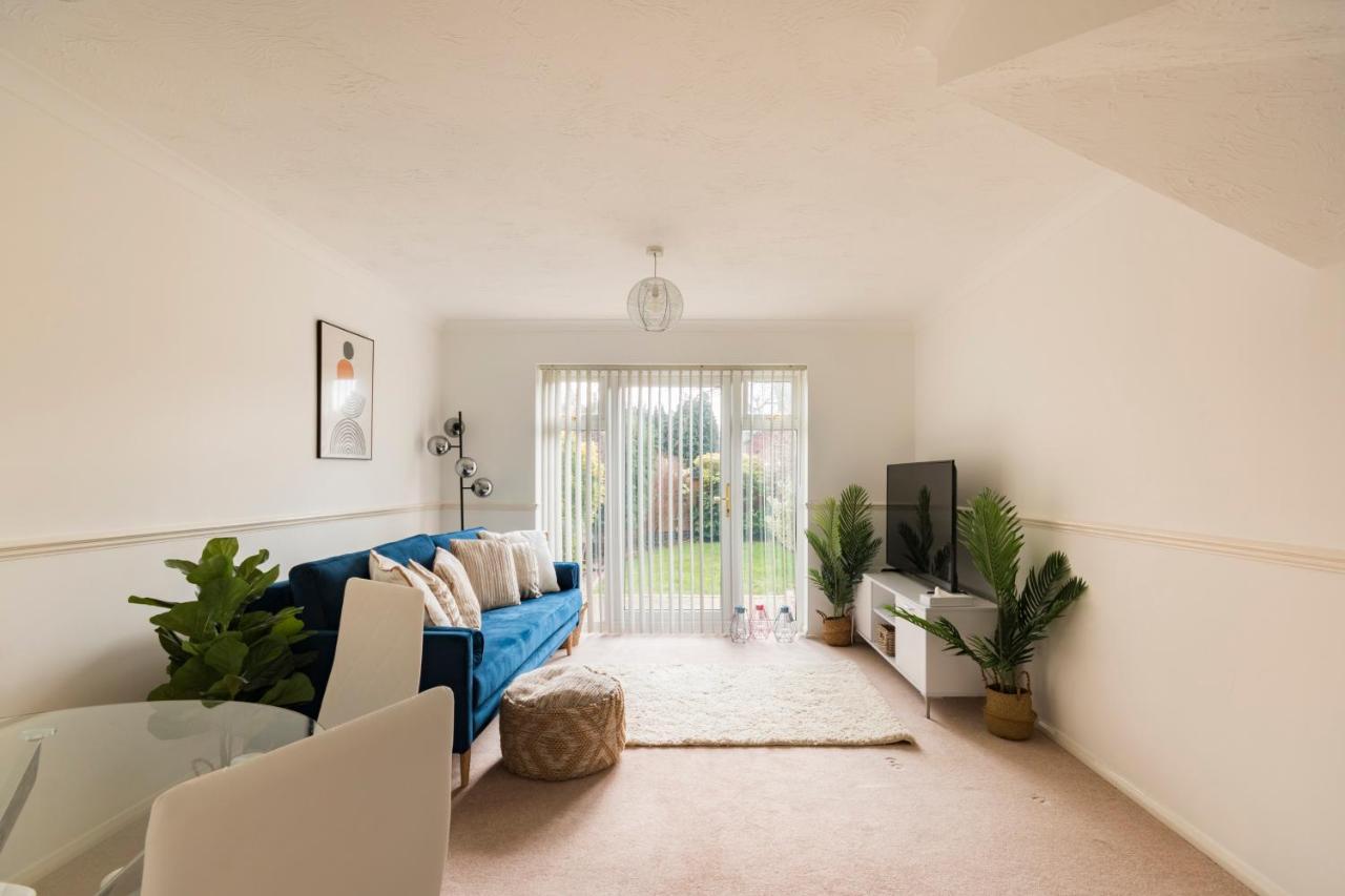 רדהיל Surrey Stays - 2 Bedroom House, Rh1, Contractors Welcome, Sleeps 5 Max, 2 Parking Spaces, Near Town Centre, Train Station And Gatwick Airport מראה חיצוני תמונה