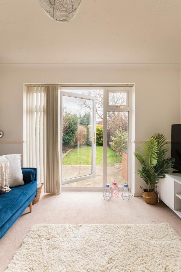 רדהיל Surrey Stays - 2 Bedroom House, Rh1, Contractors Welcome, Sleeps 5 Max, 2 Parking Spaces, Near Town Centre, Train Station And Gatwick Airport מראה חיצוני תמונה