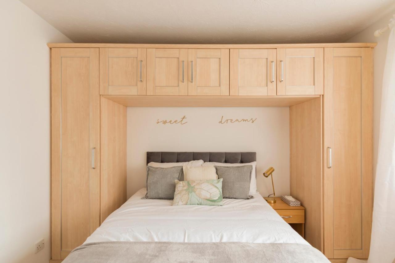 רדהיל Surrey Stays - 2 Bedroom House, Rh1, Contractors Welcome, Sleeps 5 Max, 2 Parking Spaces, Near Town Centre, Train Station And Gatwick Airport מראה חיצוני תמונה