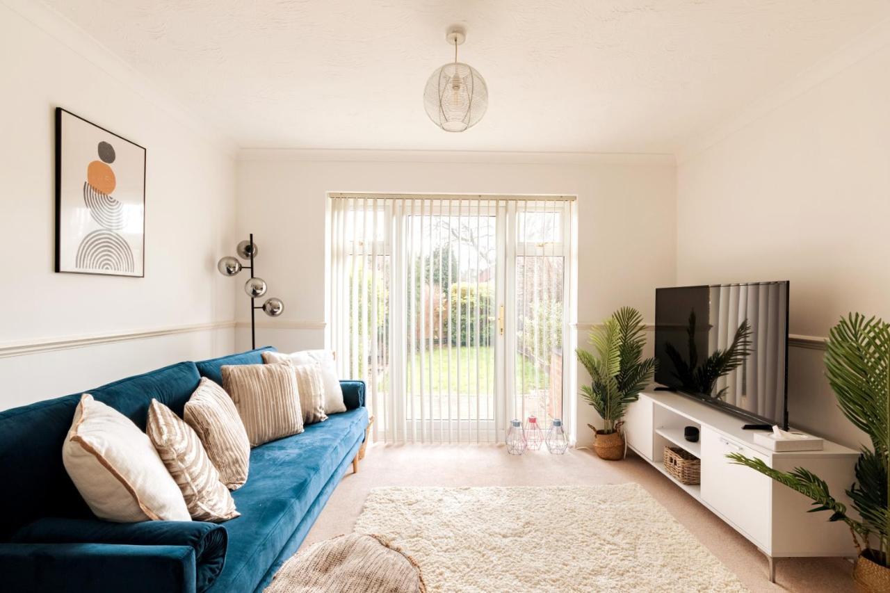רדהיל Surrey Stays - 2 Bedroom House, Rh1, Contractors Welcome, Sleeps 5 Max, 2 Parking Spaces, Near Town Centre, Train Station And Gatwick Airport מראה חיצוני תמונה